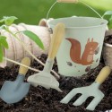 Gartenwerkzeug und Eimer Eichhörnchen
