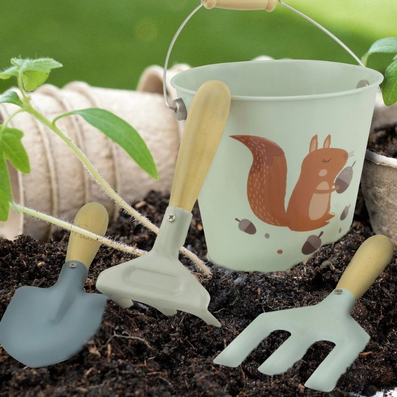 Gartenwerkzeug und Eimer Eichhörnchen
